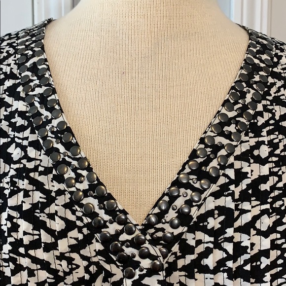 Notations black & white print v-neck blouse/tunic. - Picture 2 of 7